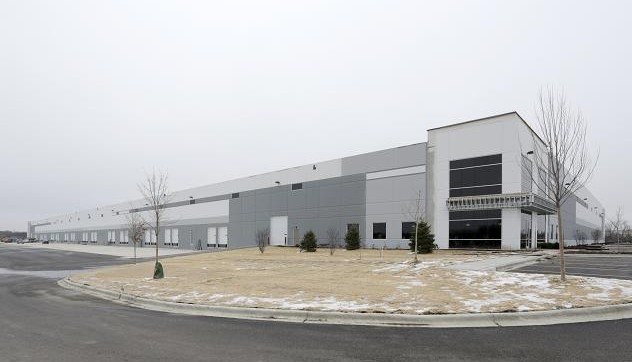 This 423,672-square-foot speculative facility was recently completed by developer The Opus Group at 10 Falcon Court in Streamwood, IL, pushing the Northwest Suburbs’ vacancy rate to 37.7% due to that market’s small size. 