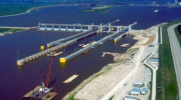 Mississippi_River_Lock_and_Dam_number_26 (2)