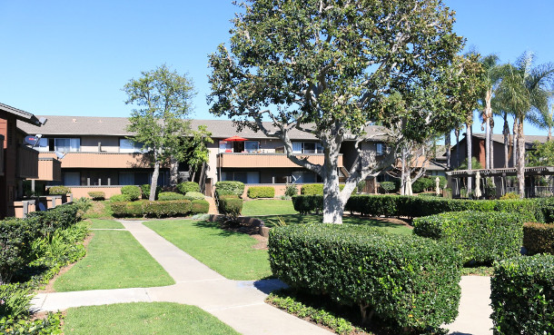Built in phases between 1968 and 1972, eaves Tustin’s 628 units are situated in an affluent area bordering Irvine and Tustin Ranch.